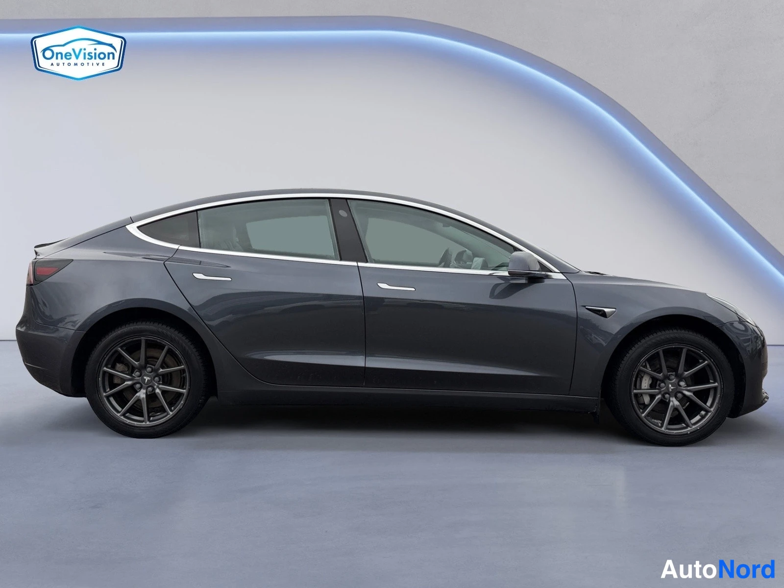 Harmaa Tesla Model 3 2019, sivulta, kuva 5