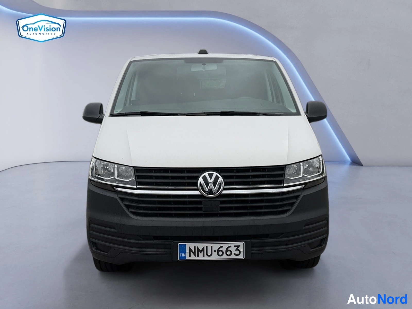Valkoinen Volkswagen Transporter 2023, edestä, kuva 4