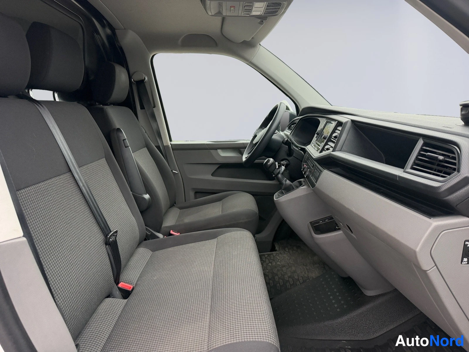 Valkoinen Volkswagen Transporter 2023, ohjaamo, kuva 9