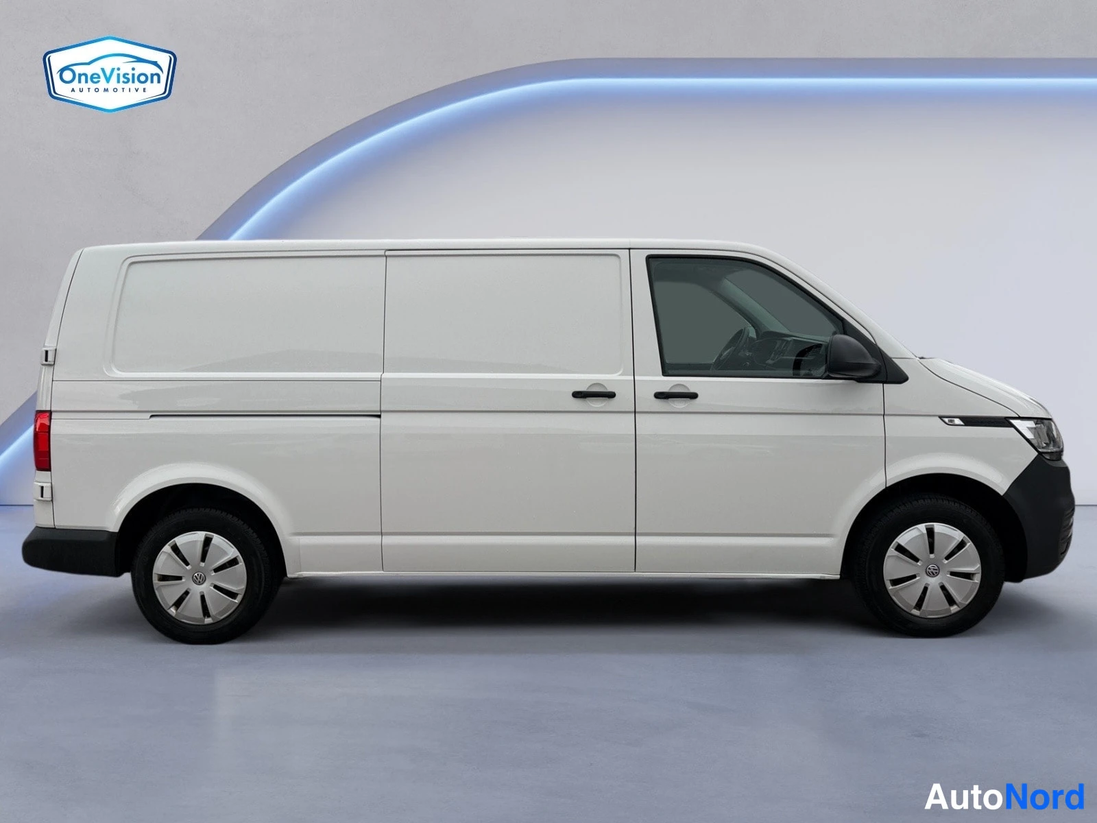 Valkoinen Volkswagen Transporter 2023, sivulta, kuva 5