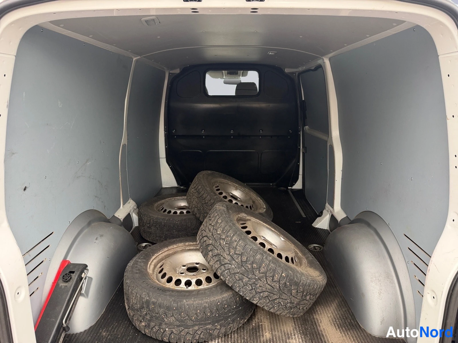 Valkoinen Volkswagen Transporter 2023, tavaratila, kuva 13