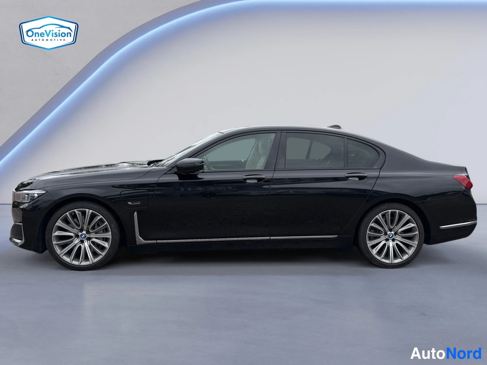 Musta BMW 745 2022, takaviisto, kuva 5