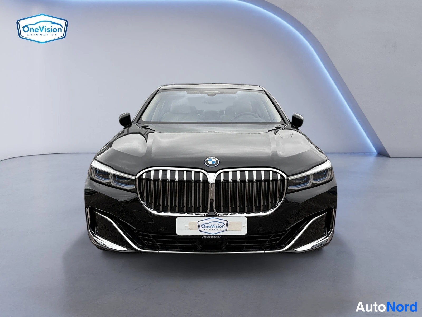 Musta BMW 745 2022, edestä, kuva 3