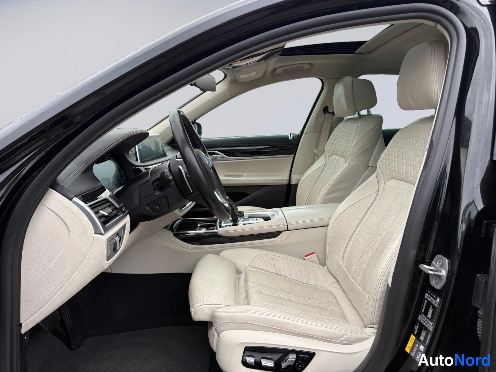Musta BMW 745 2022, ohjaamo, kuva 9
