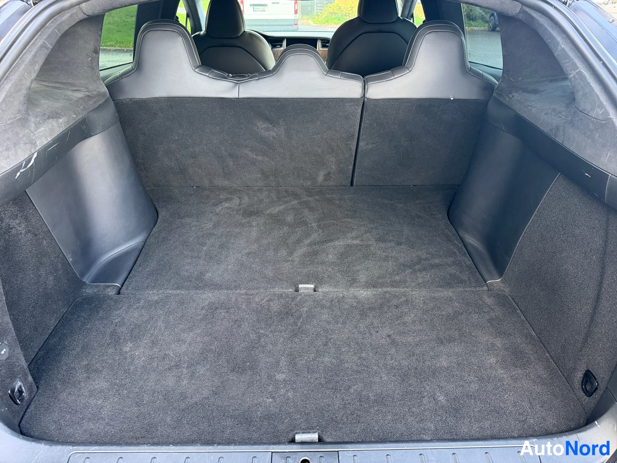 Harmaa Tesla Model X 2021, tavaratila, kuva 13