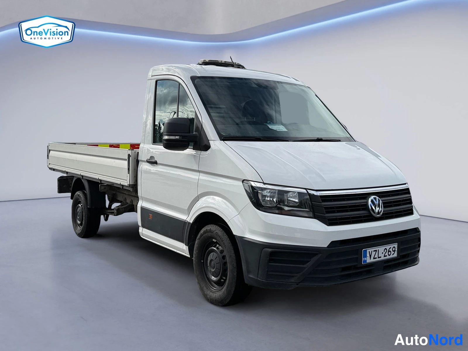 Valkoinen Volkswagen Crafter 2018, etuviisto, keula oikealle, kuva 2