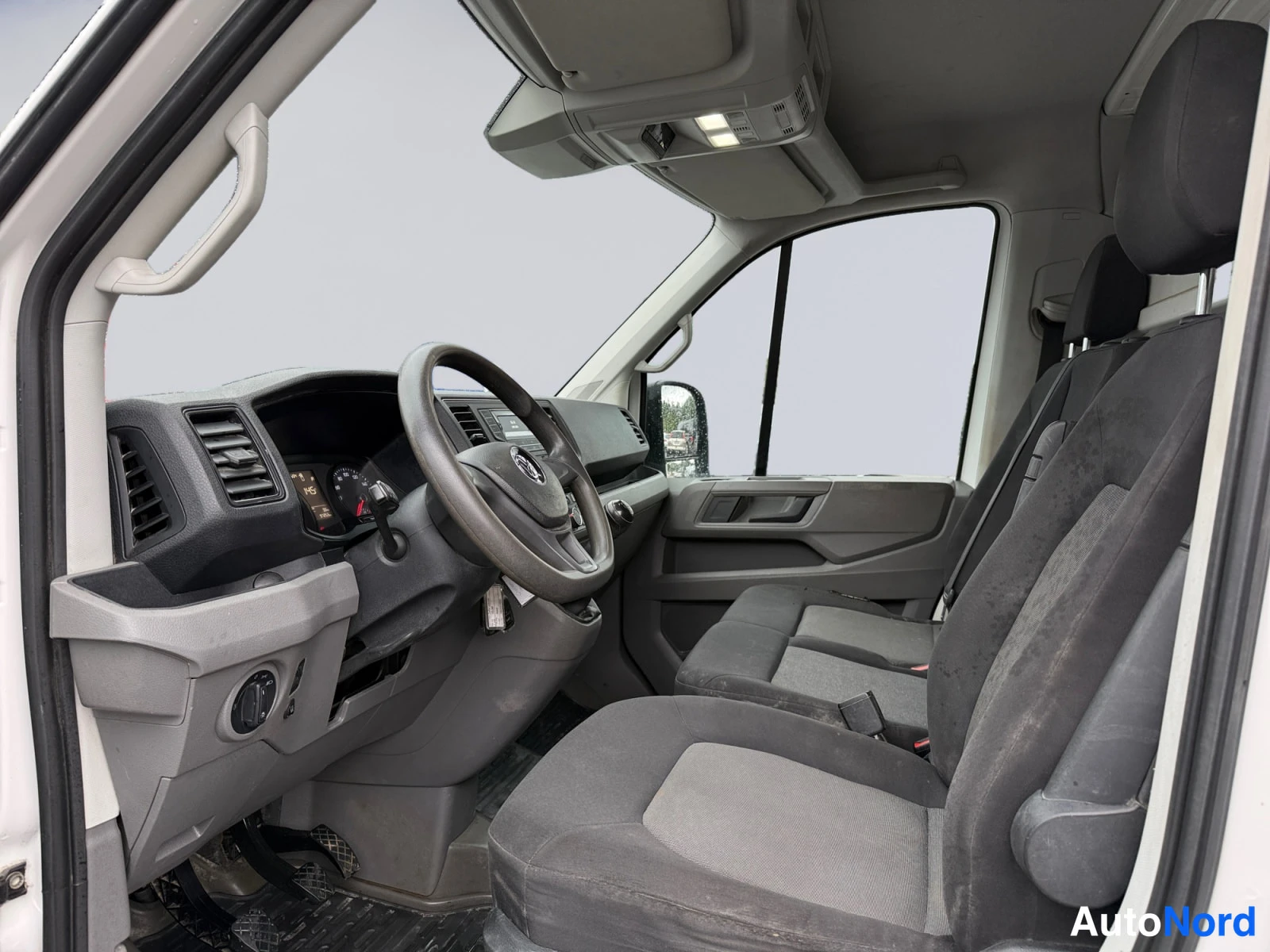 Valkoinen Volkswagen Crafter 2018, ohjaamo, kuva 9