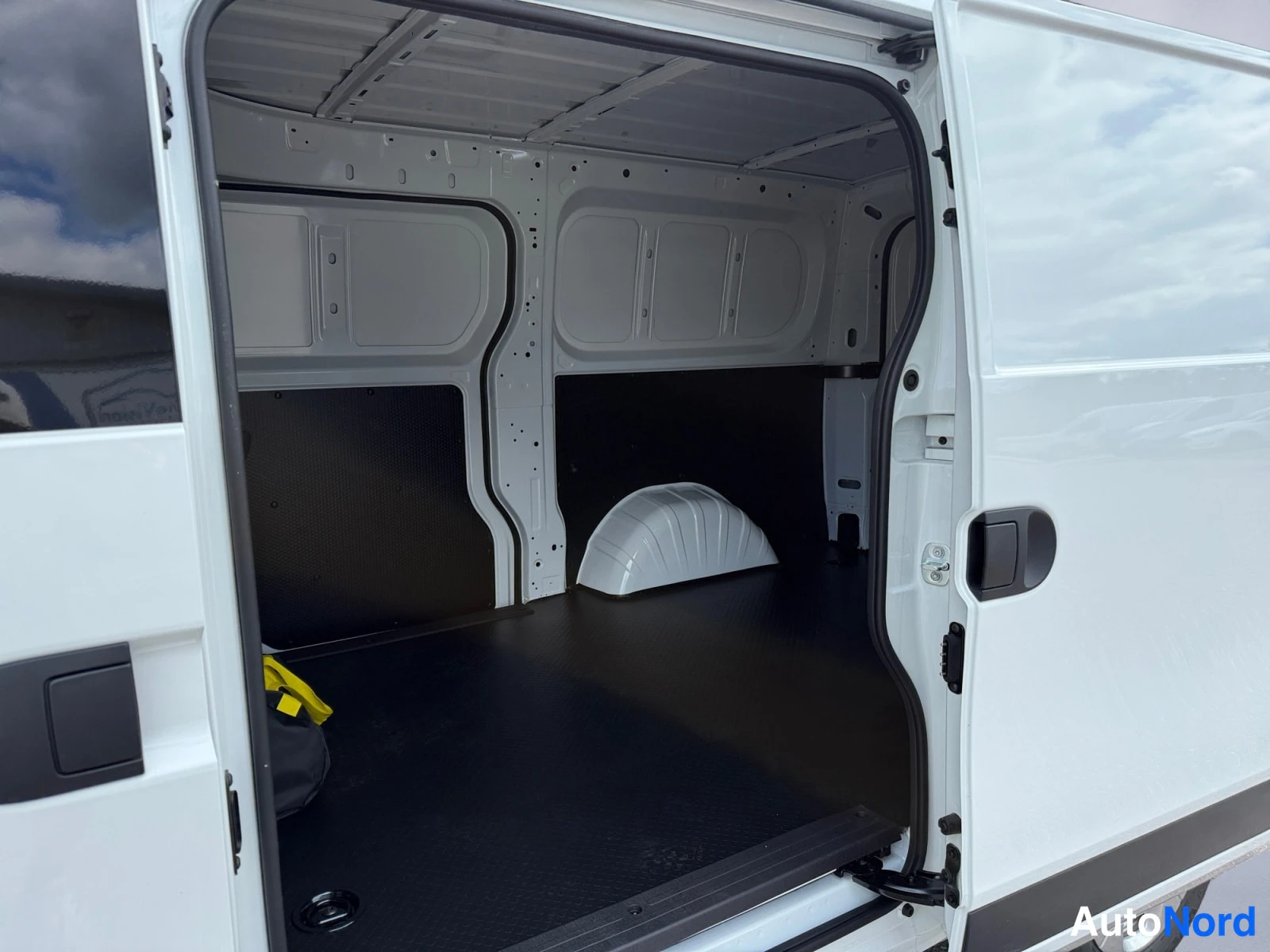 Valkoinen Maxus e-Deliver 5 2026, tavaratila, kuva 12