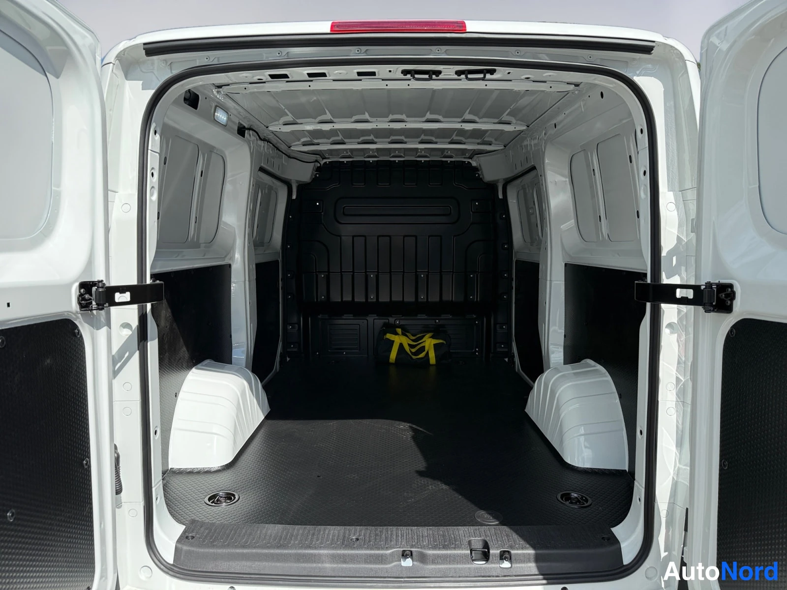 Valkoinen Maxus e-Deliver 5 2026, tavaratila, kuva 13