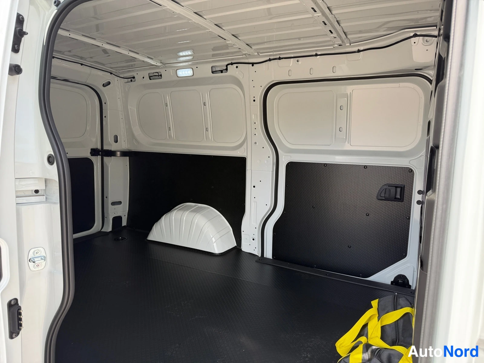 Valkoinen Maxus e-Deliver 5 2026, tavaratila, kuva 14