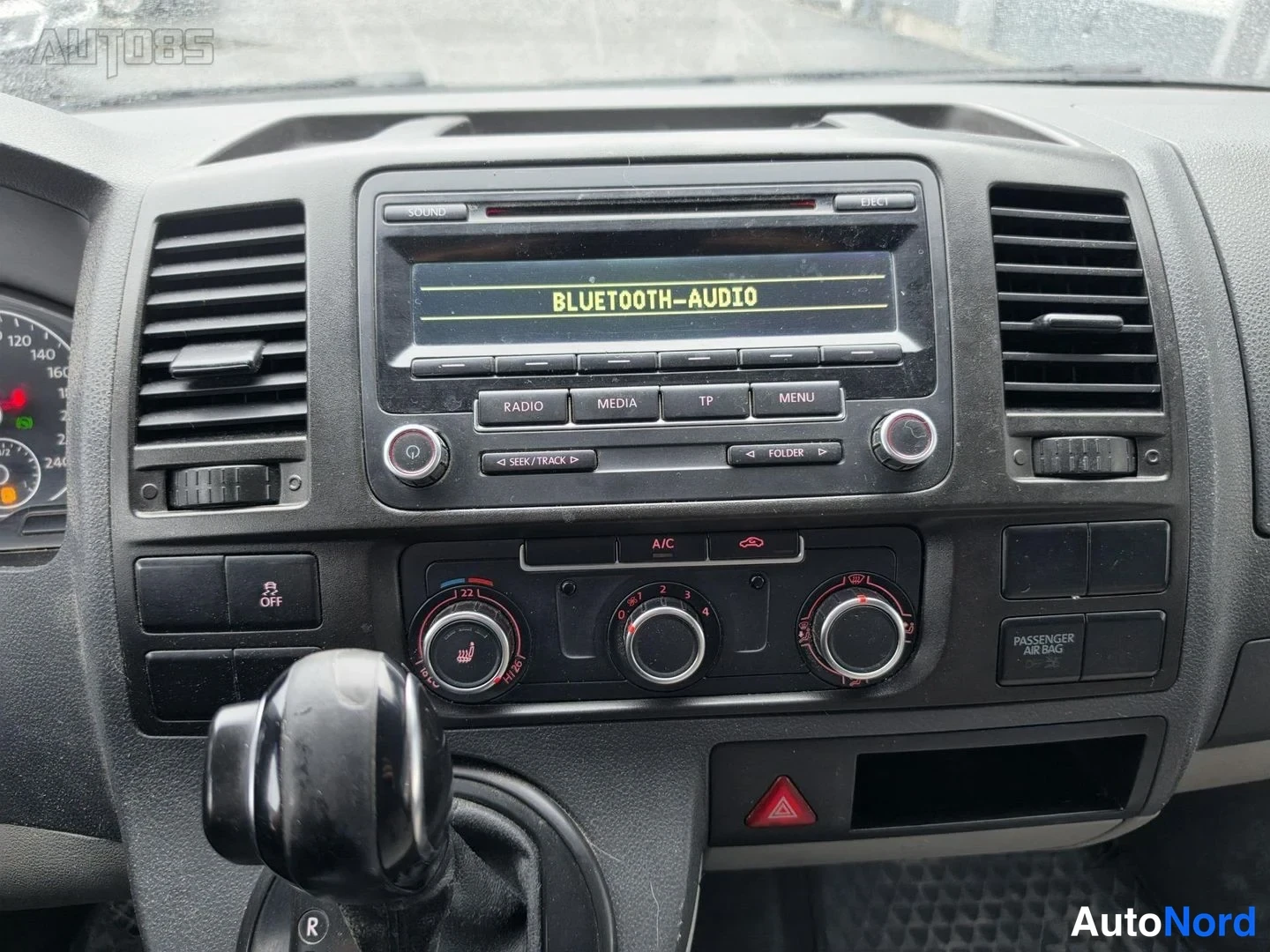 Valkoinen Volkswagen Transporter 2014, yksityiskohta, kuva 16