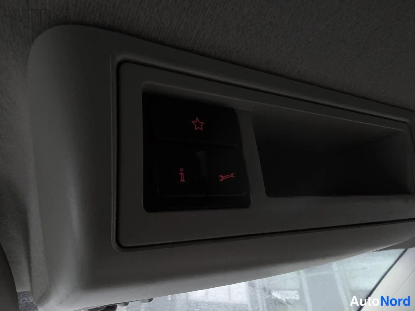 Valkoinen Volkswagen Transporter 2014, yksityiskohta, kuva 15