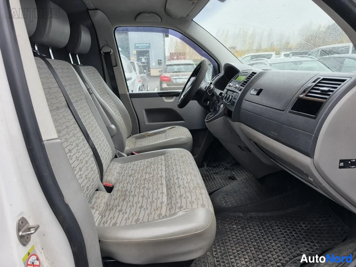 Valkoinen Volkswagen Transporter 2014, etuistuimet, kuva 11