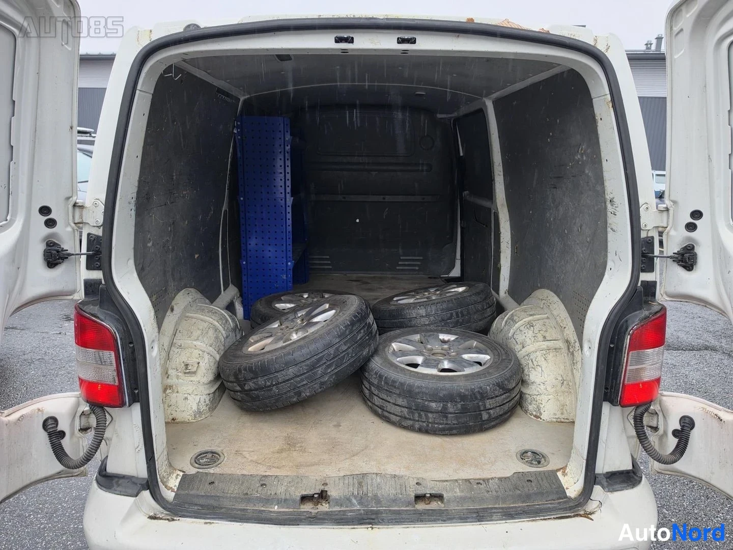 Valkoinen Volkswagen Transporter 2014, tavaratila, kuva 13