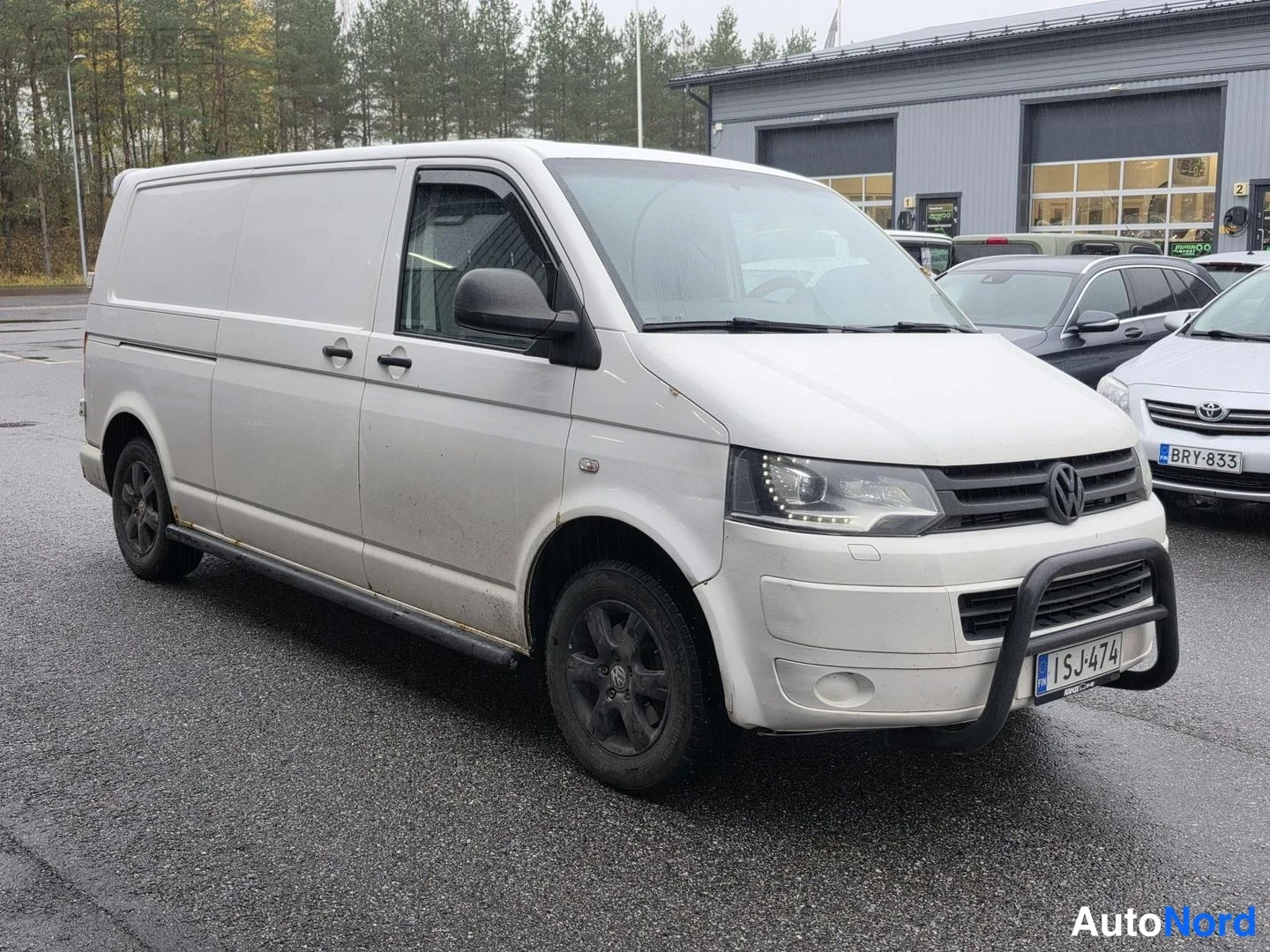 Valkoinen Volkswagen Transporter 2014, etuviisto, keula oikealle, kuva 3