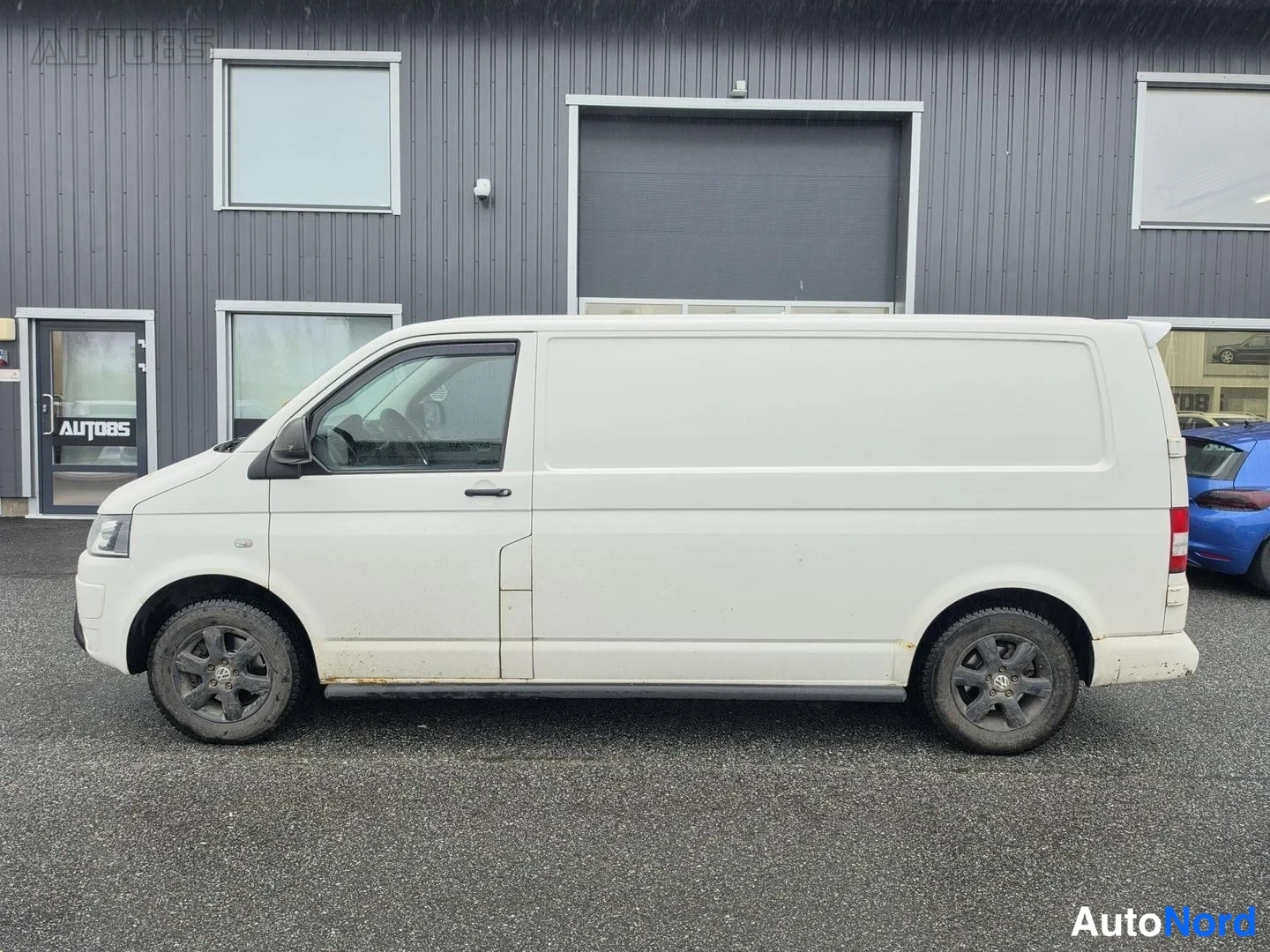 Valkoinen Volkswagen Transporter 2014, etuviisto, keula vasemmalle, kuva 2
