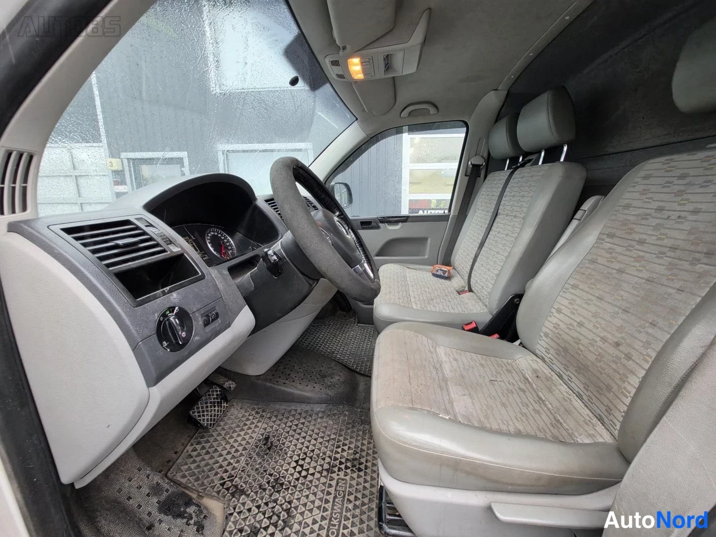 Valkoinen Volkswagen Transporter 2014, ohjaamo, kuva 9
