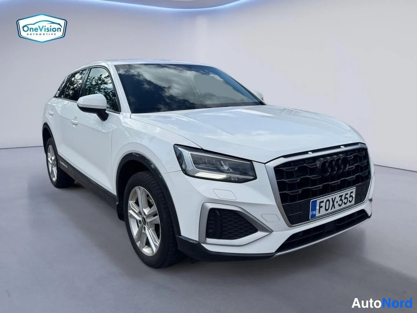 Valkoinen Audi Q2 2022, etuviisto, keula oikealle, kuva 2