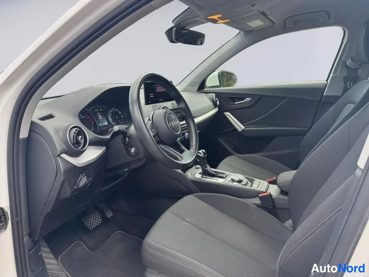 Valkoinen Audi Q2 2022, ohjaamo, kuva 11