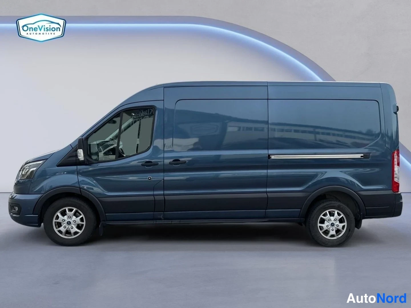 Sininen Ford Transit 2022, etuviisto, keula vasemmalle, kuva 2