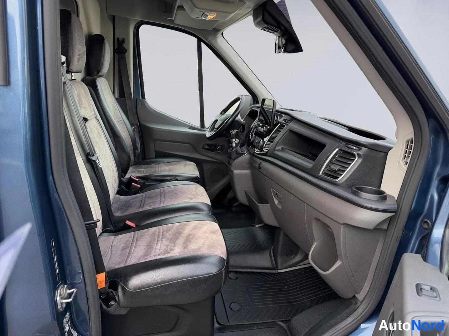 Sininen Ford Transit 2022, etuistuimet, kuva 11