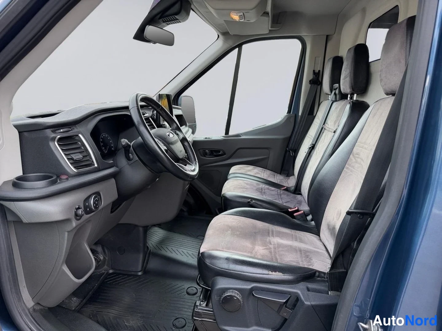 Sininen Ford Transit 2022, ohjaamo, kuva 9