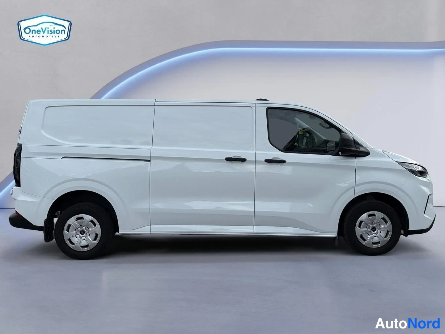 Valkoinen Ford Transit Custom 2026, etuviisto, keula oikealle, kuva 2