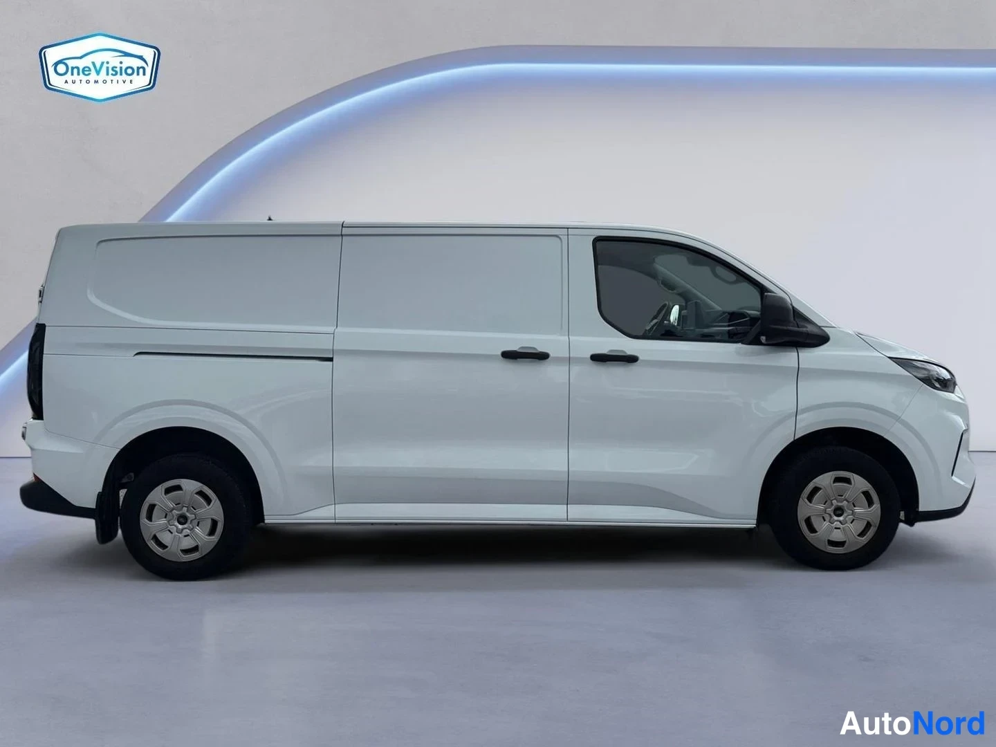 Valkoinen Ford Transit Custom 2026, sivulta, kuva 4