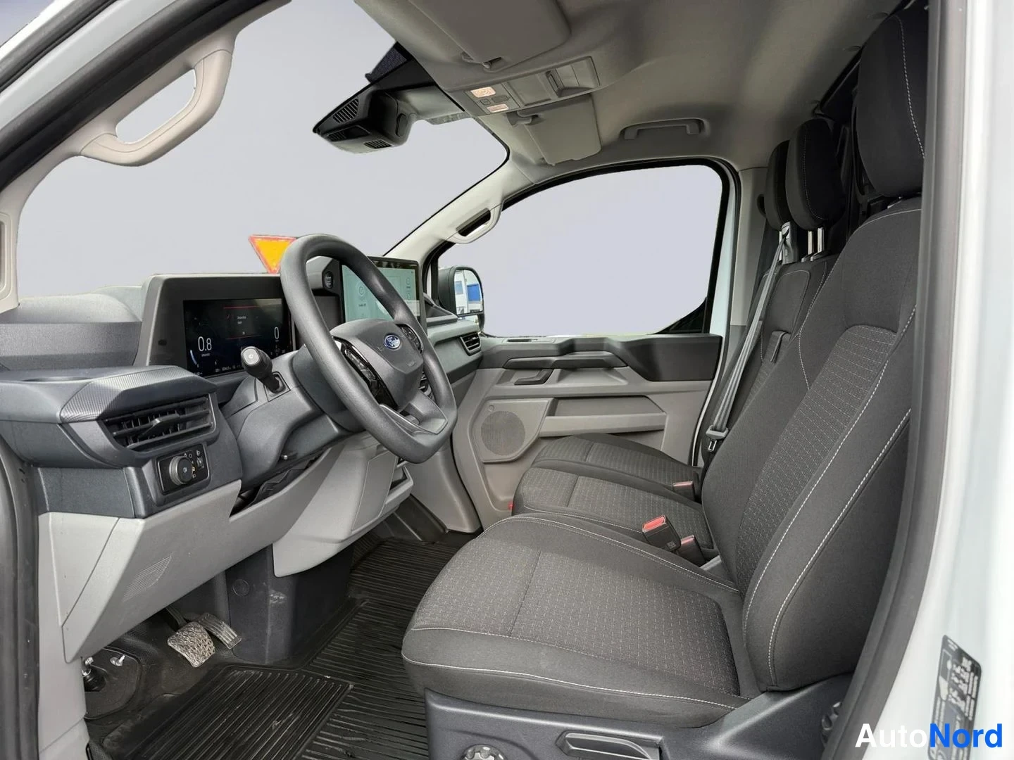 Valkoinen Ford Transit Custom 2026, ohjaamo, kuva 8