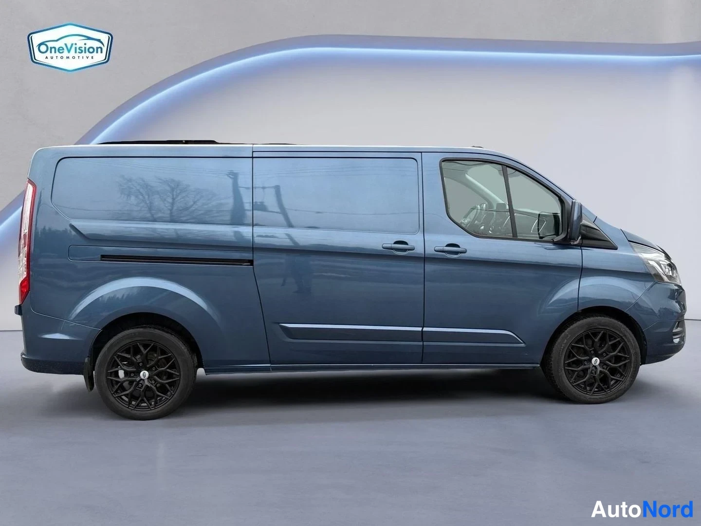 Sininen Ford Transit Custom 2021, sivulta, kuva 5