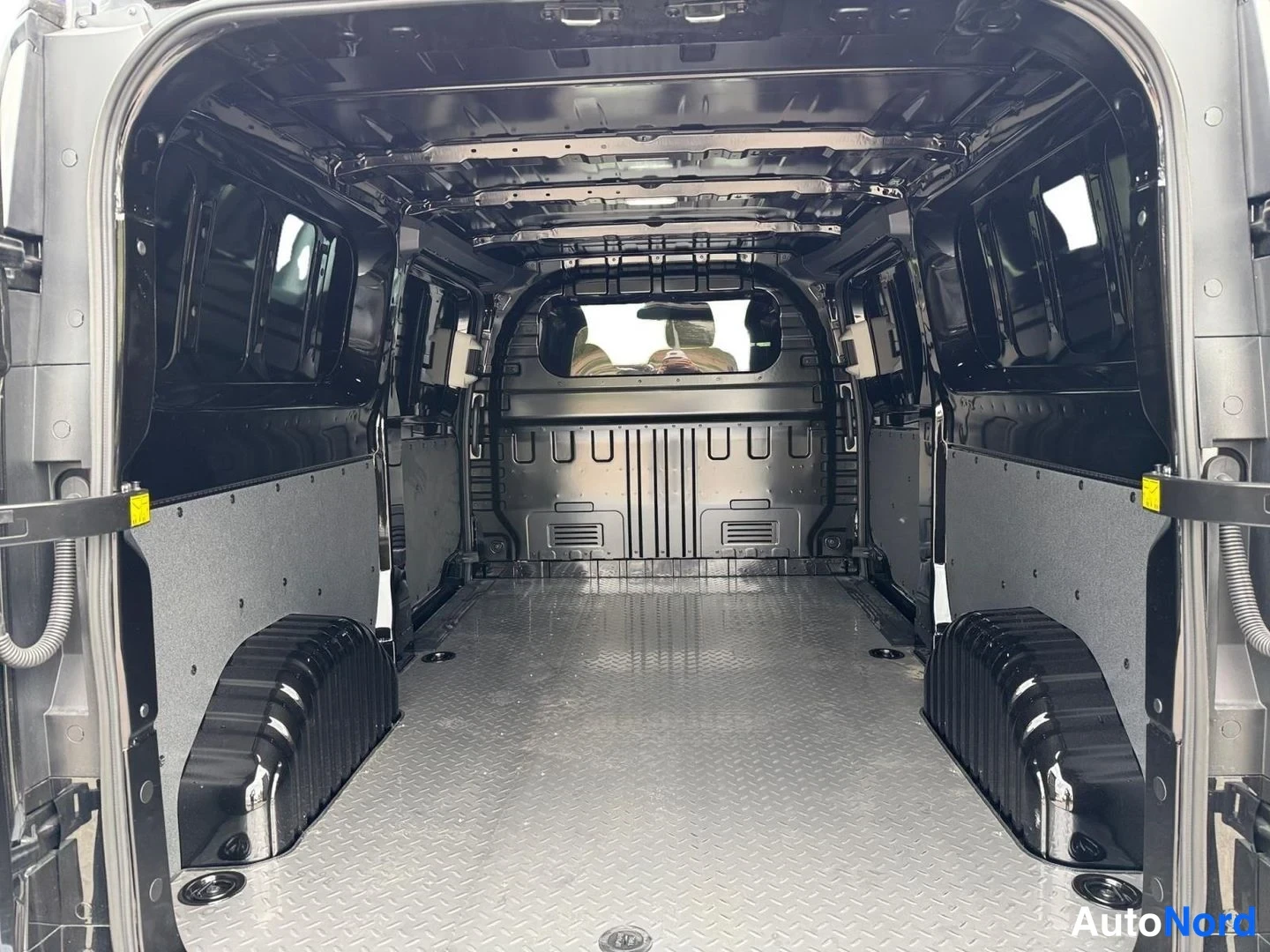 Musta Maxus Deliver 7 2026, tavaratila, kuva 14