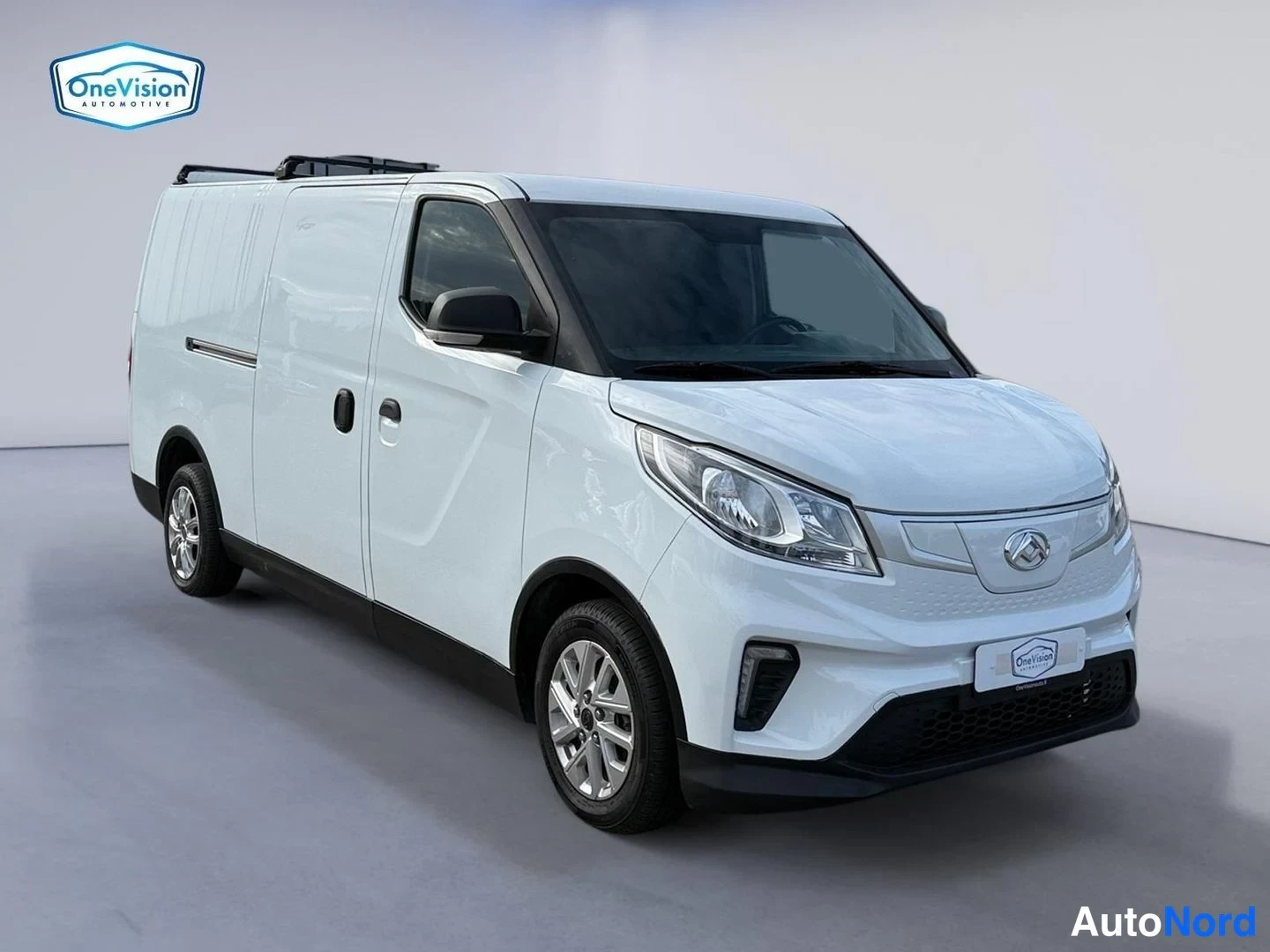 Valkoinen Maxus e-Deliver 3 2022, etuviisto, keula oikealle, kuva 3