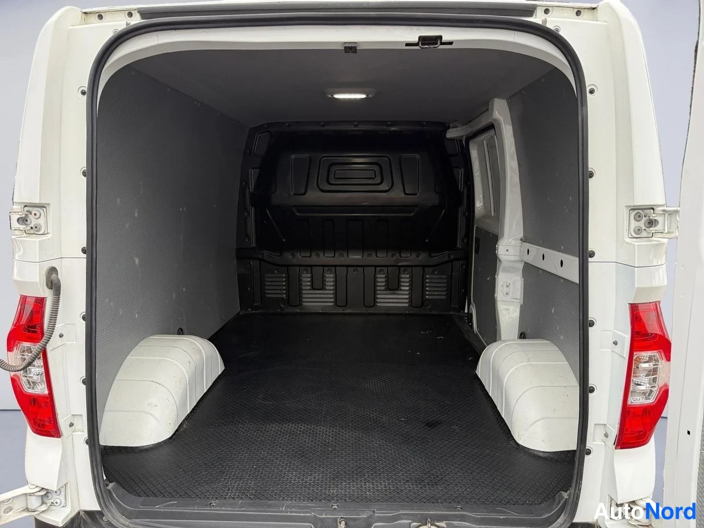 Valkoinen Maxus e-Deliver 3 2022, tavaratila, kuva 11