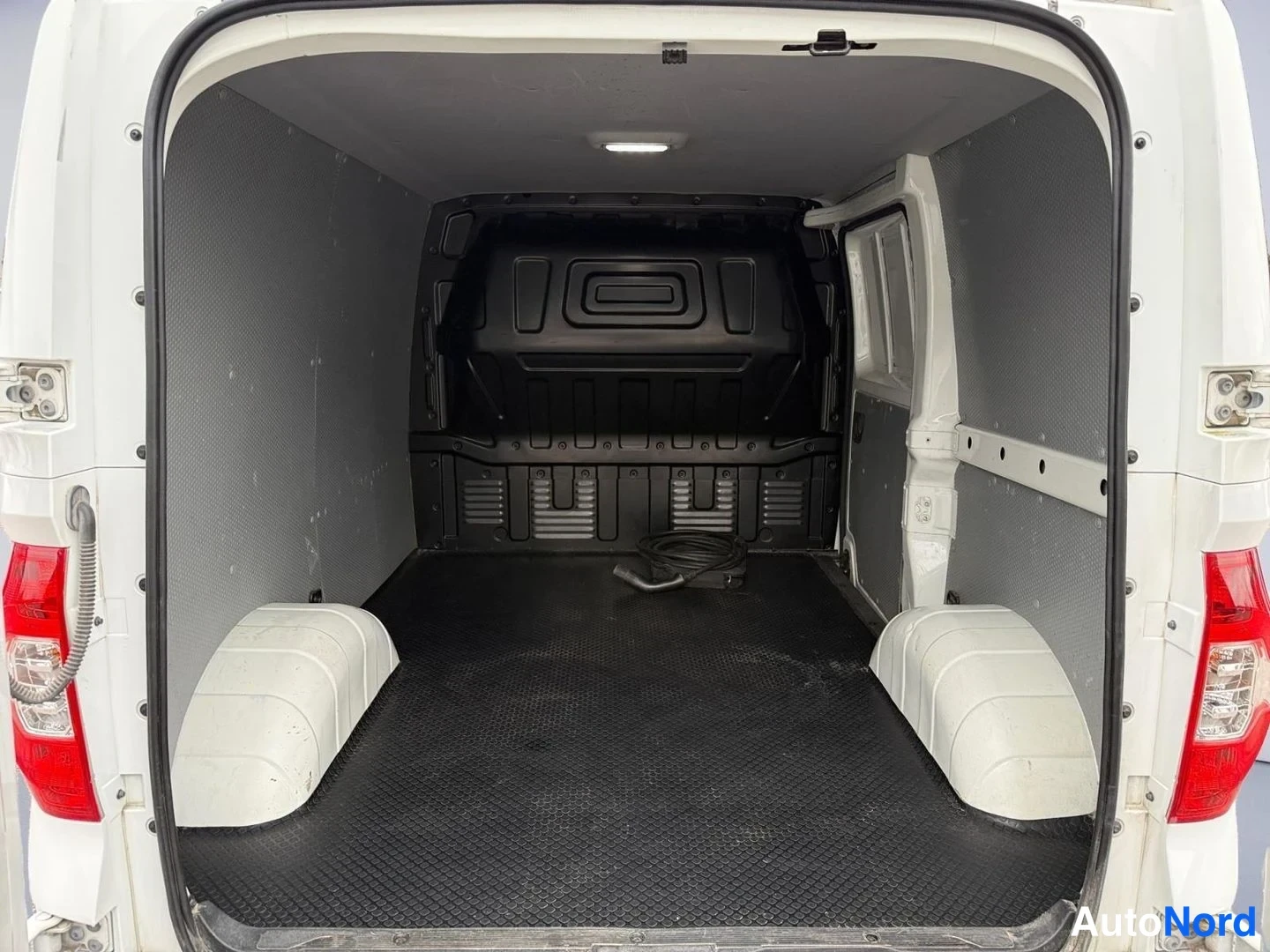Valkoinen Maxus e-Deliver 3 2022, tavaratila, kuva 14