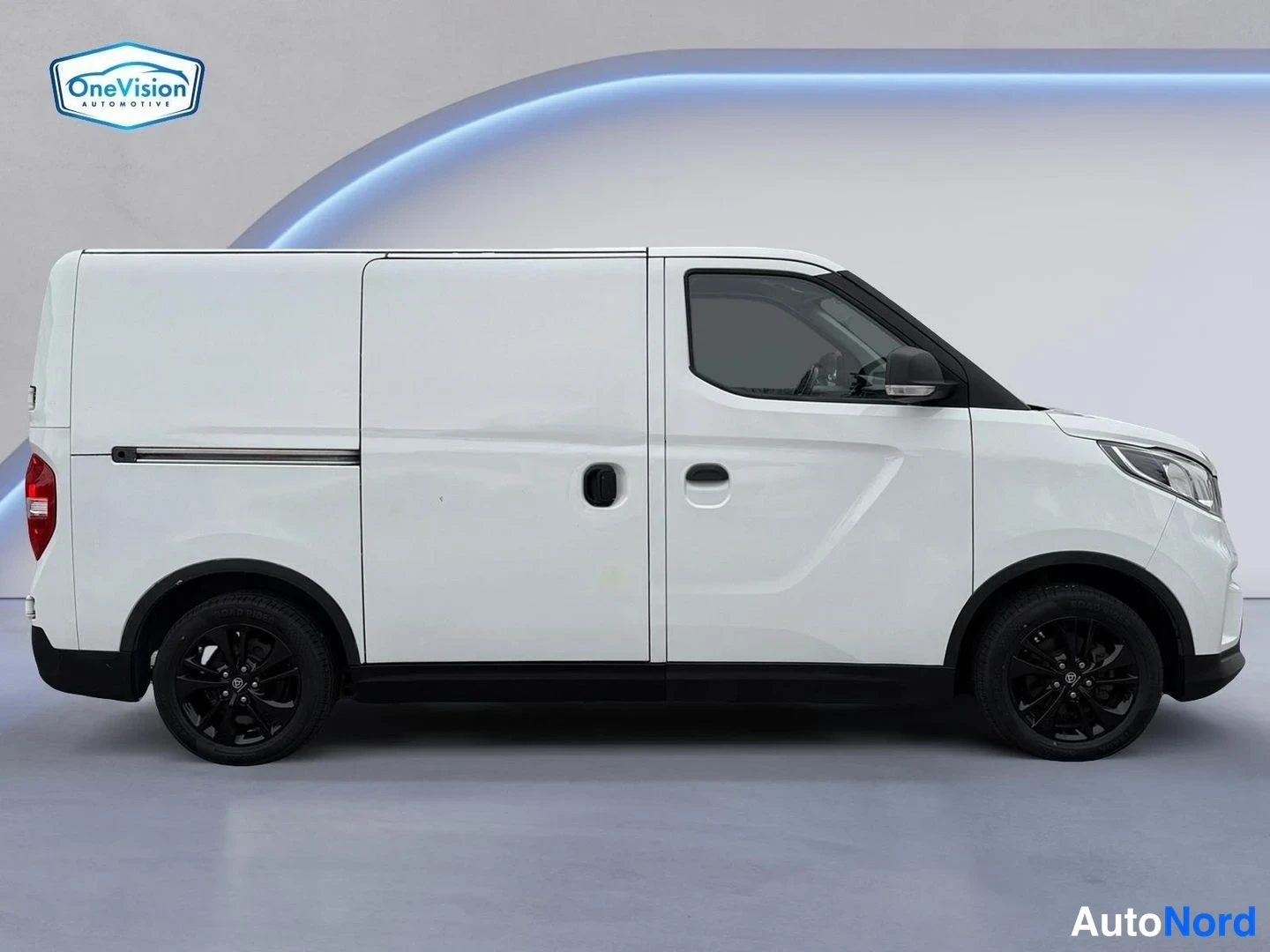 Valkoinen Maxus e-Deliver 3 2022, etuviisto, keula oikealle, kuva 2