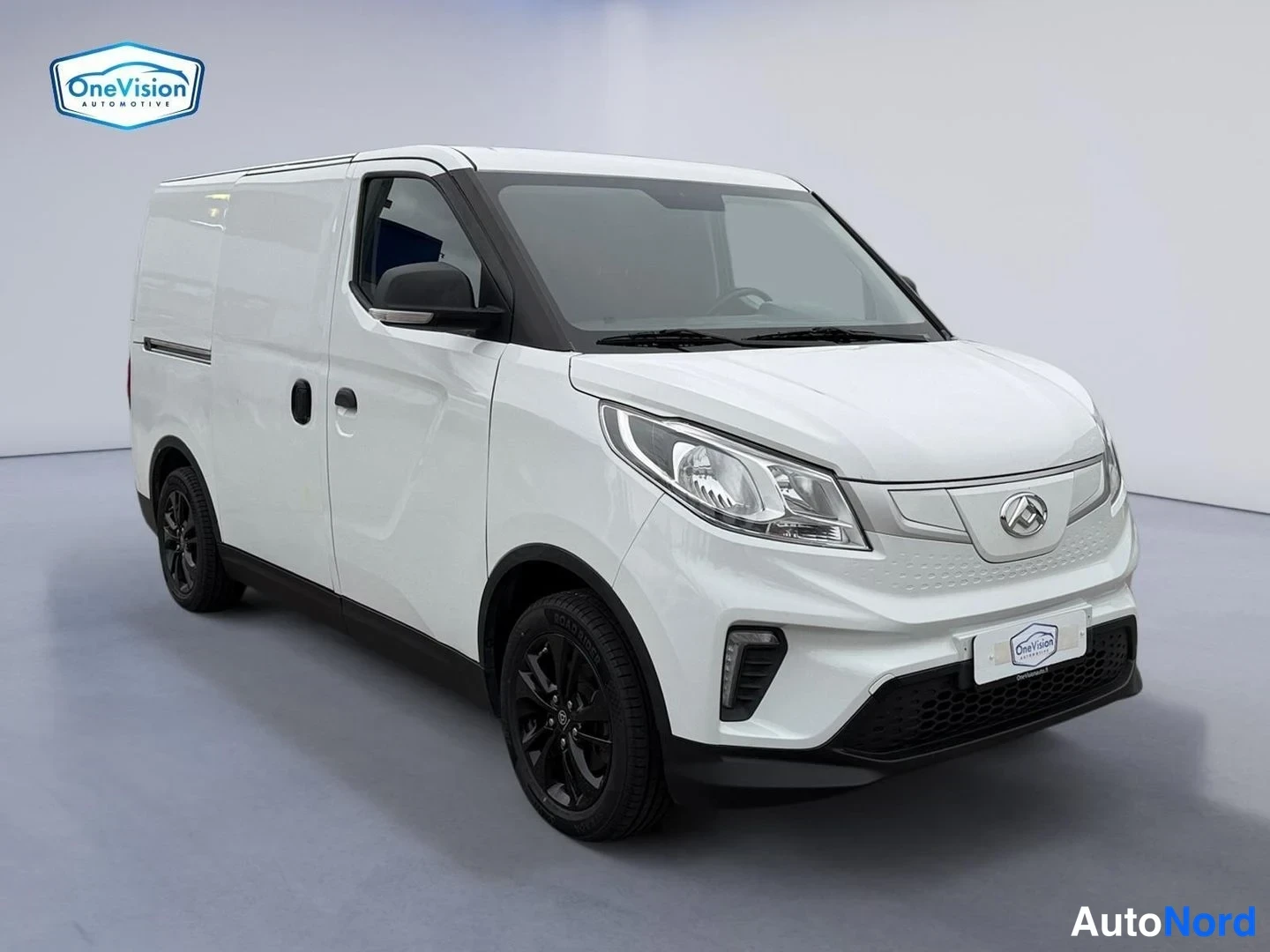 Valkoinen Maxus e-Deliver 3 2022, etuviisto, keula oikealle, kuva 3