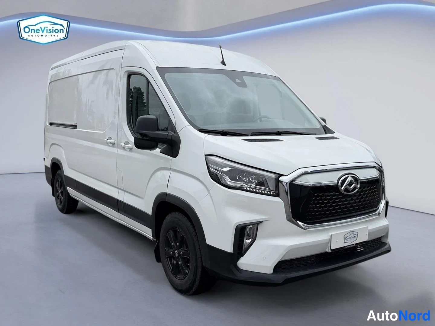 Valkoinen Maxus Deliver 9 2022, etuviisto, keula oikealle, kuva 2