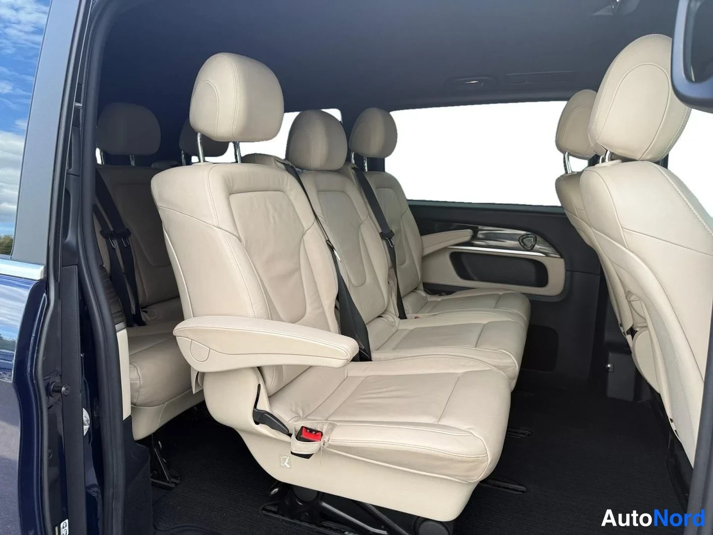 Musta Mercedes-Benz V 250 CDI 2015, takaistuimet, kuva 13