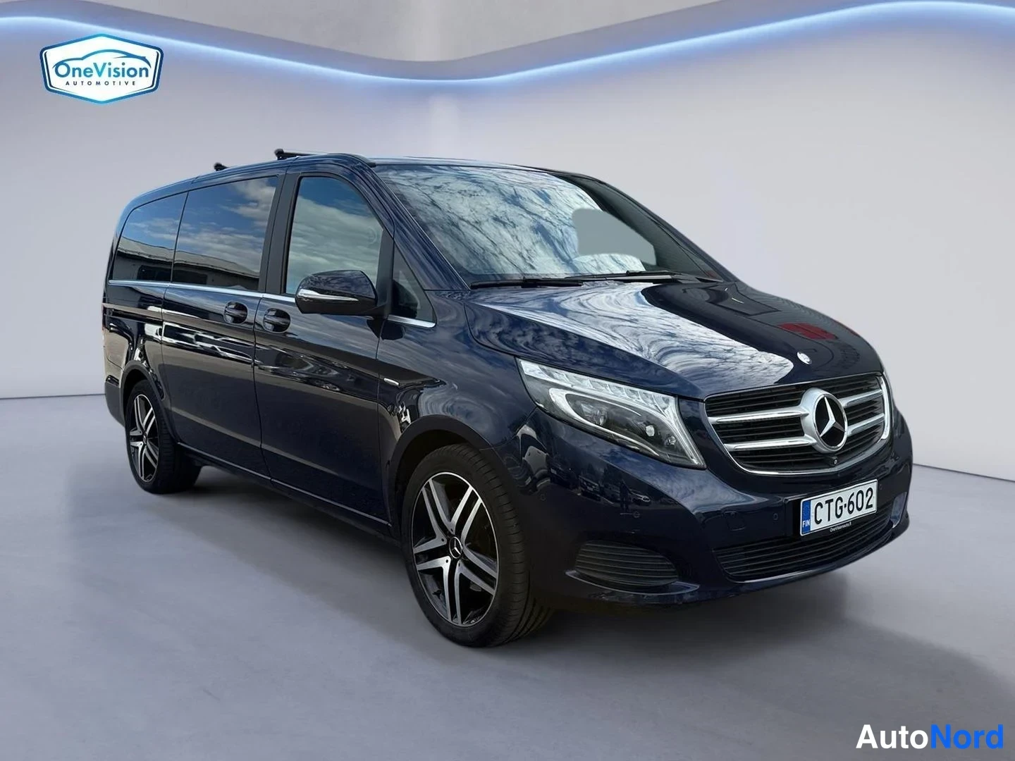 Musta Mercedes-Benz V 250 CDI 2015, etuviisto, keula oikealle, kuva 4