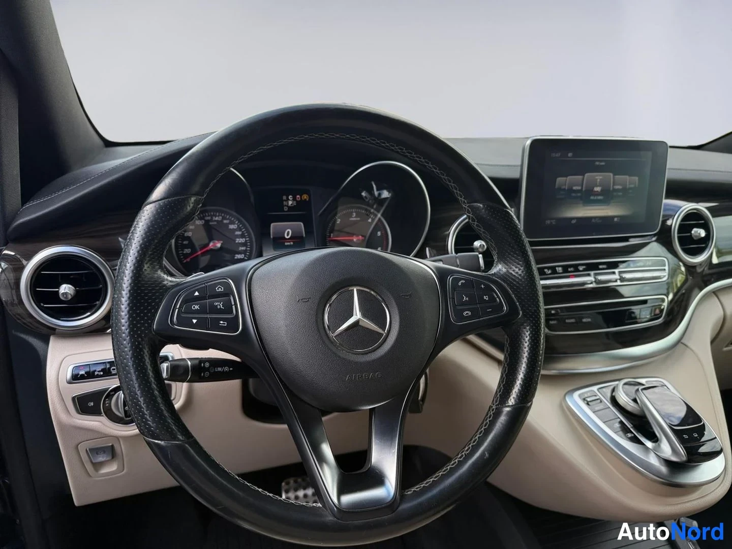 Musta Mercedes-Benz V 250 CDI 2015, ohjaamo, kuva 10