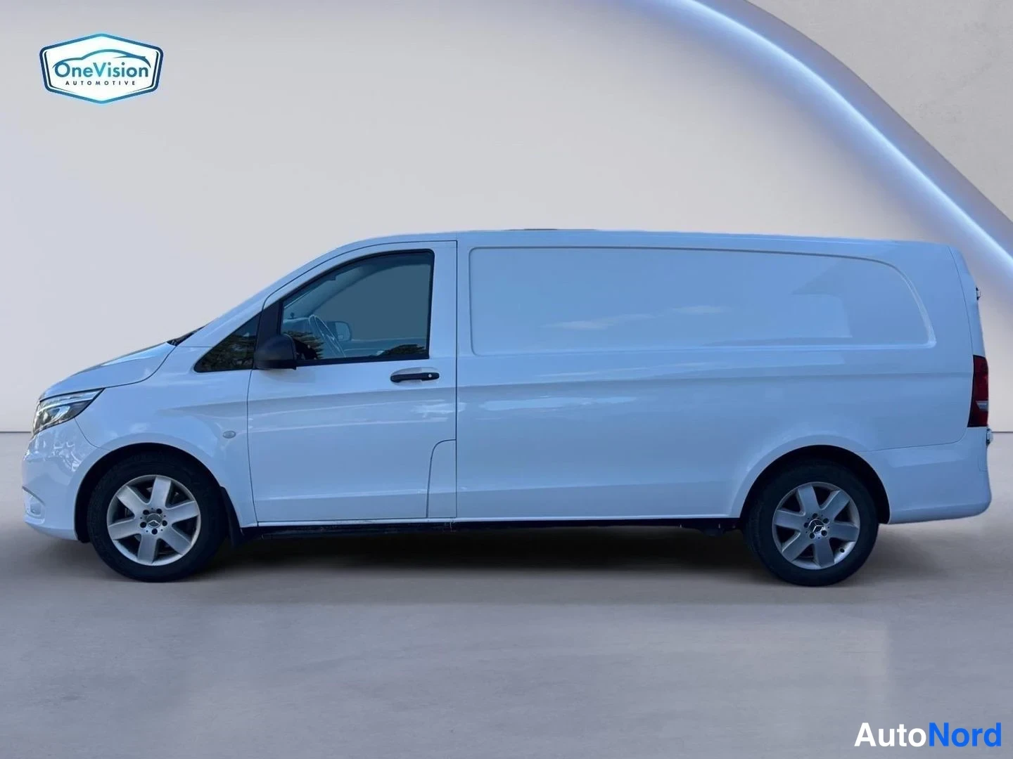 Valkoinen Mercedes-Benz Vito 116 CDI 2019, etuviisto, keula vasemmalle, kuva 2