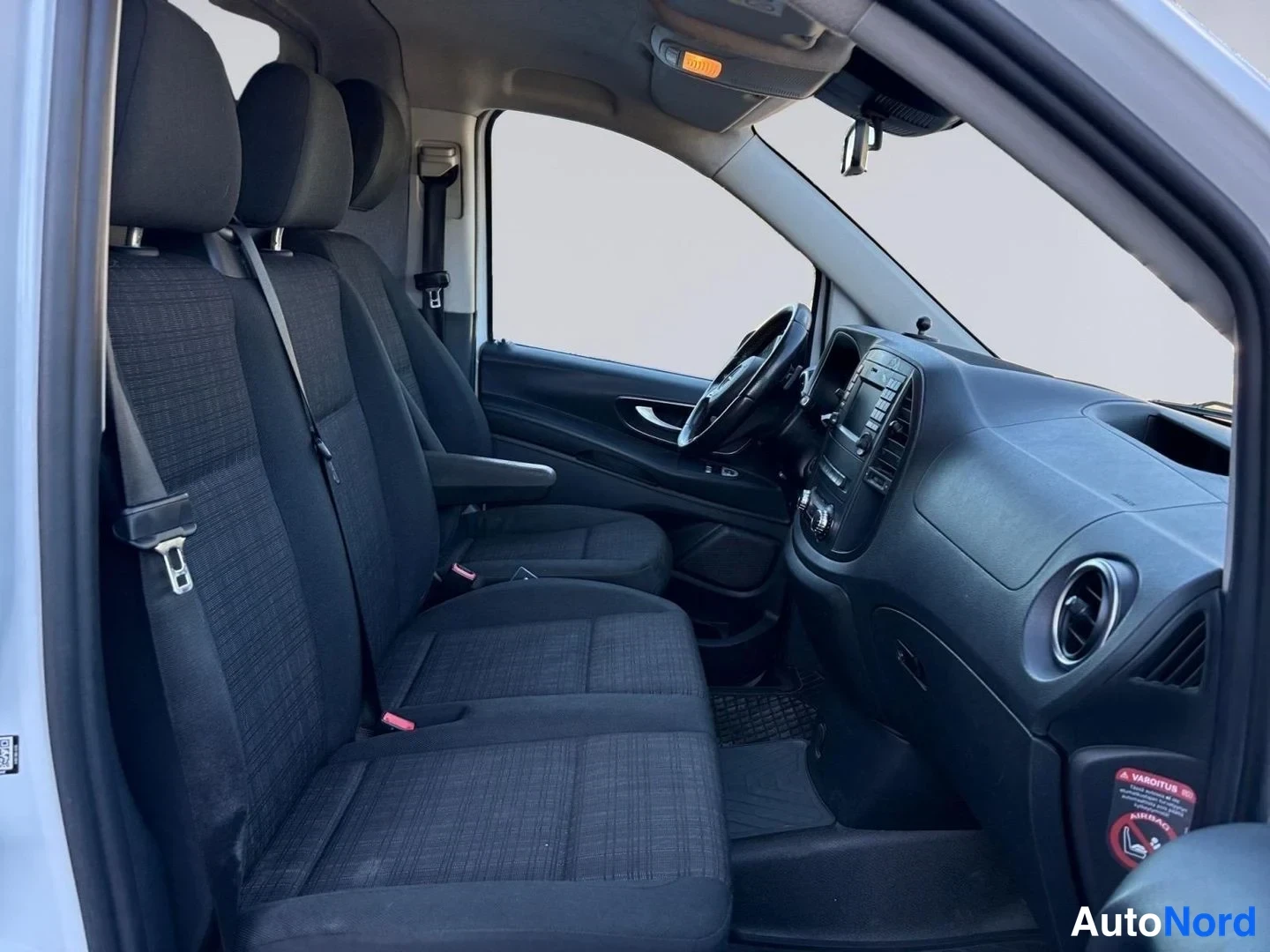 Valkoinen Mercedes-Benz Vito 116 CDI 2019, ohjaamo, kuva 10