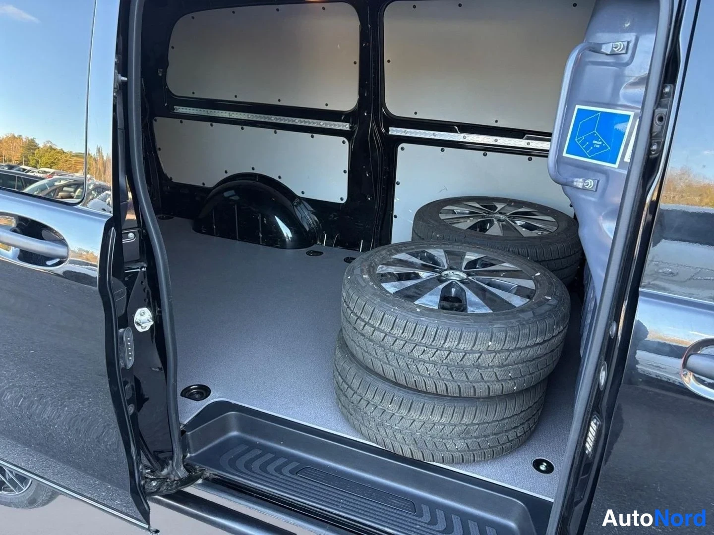 Musta Mercedes-Benz Vito 119 CDI 2024, tavaratila, kuva 12
