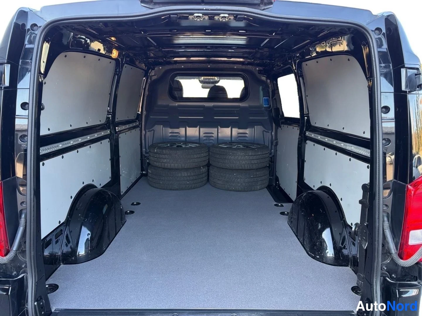 Musta Mercedes-Benz Vito 119 CDI 2024, tavaratila, kuva 13