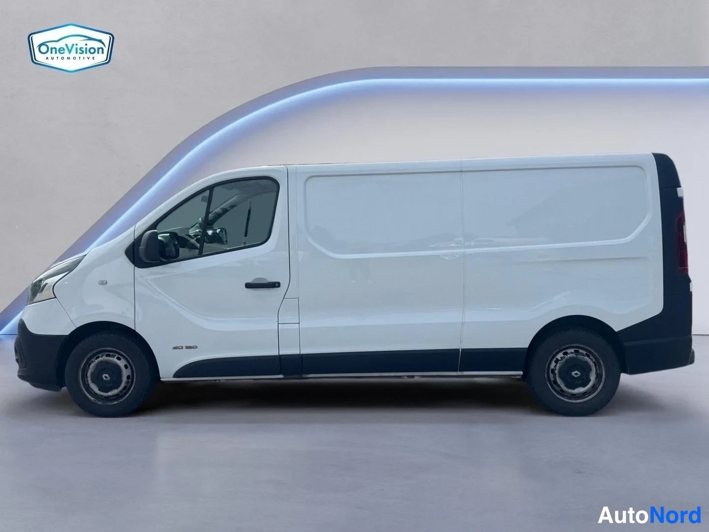 Valkoinen Renault Trafic 2015, sivulta, kuva 4