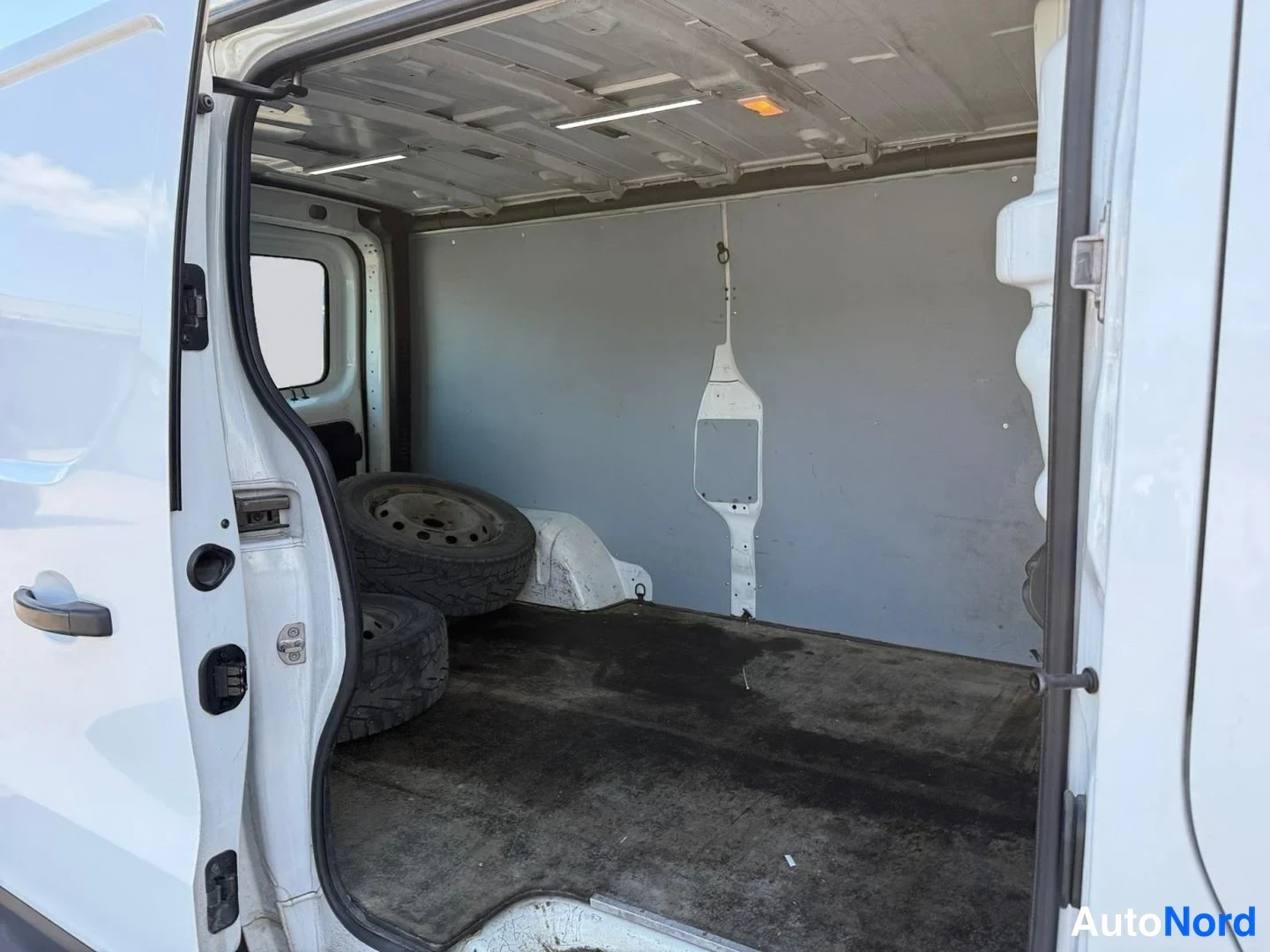 Valkoinen Renault Trafic 2015, tavaratila, kuva 12