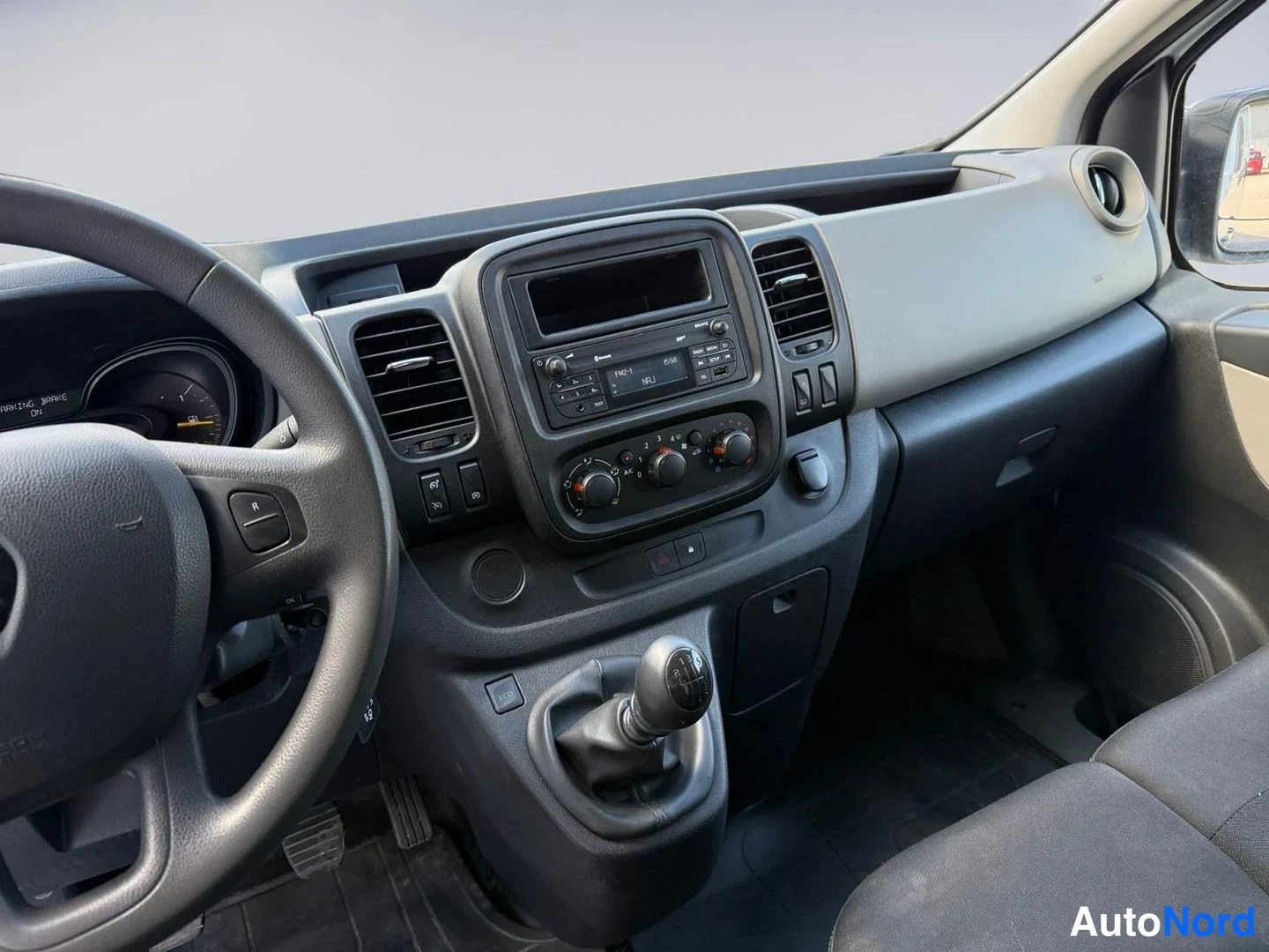 Valkoinen Renault Trafic 2015, ohjaamo, kuva 10