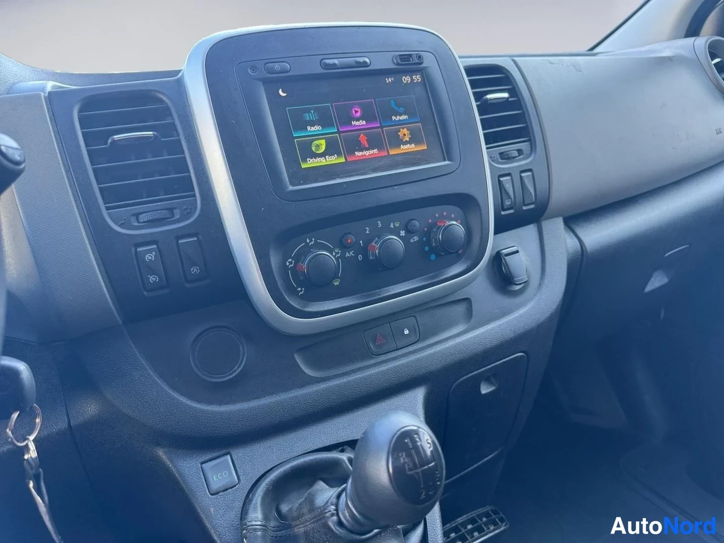 Valkoinen Renault Trafic 2020, yksityiskohta, kuva 13