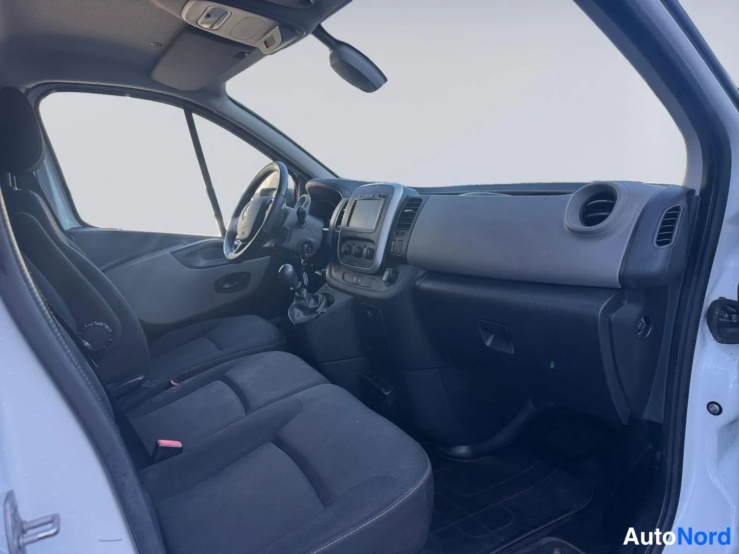 Valkoinen Renault Trafic 2020, etuistuimet, kuva 10