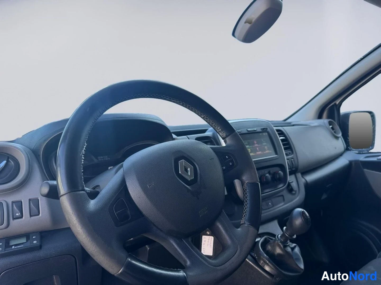 Valkoinen Renault Trafic 2020, yksityiskohta, kuva 12